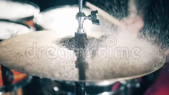 水溅在鼓上鼓手打湿鼓视频的预览图