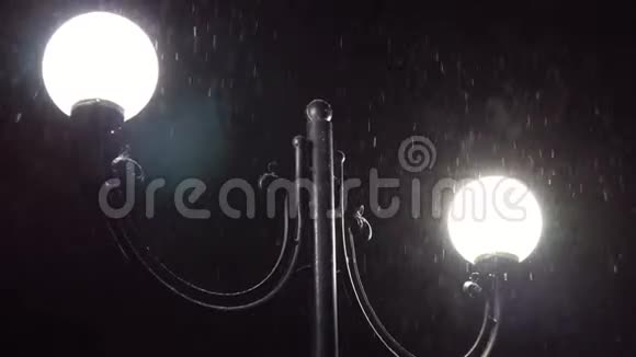 圣诞夜降雪中的城市灯笼视频的预览图
