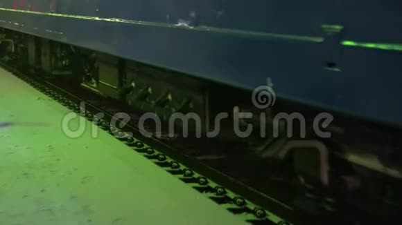 铁轨上下着大雪火车站夜灯列车视频的预览图