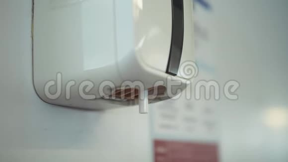 在机场用自动酒精消毒机关闭洗手女子手在自动酒精凝胶视频的预览图