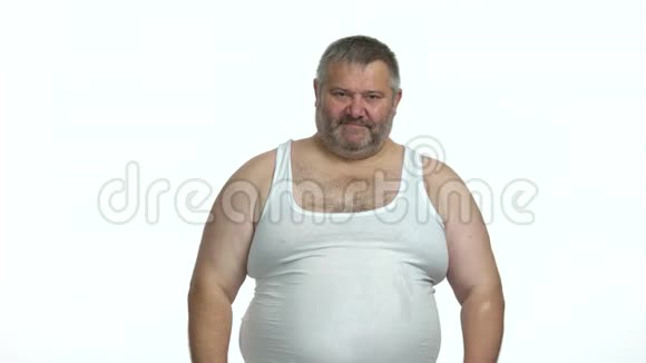 大肚子的胖子露出二头肌视频的预览图
