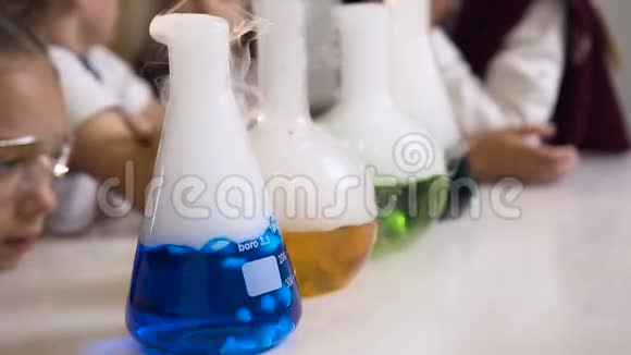 在冷烟蒸发的地方用彩色的liguid特写化学品烧杯和烧瓶化学实验视频的预览图