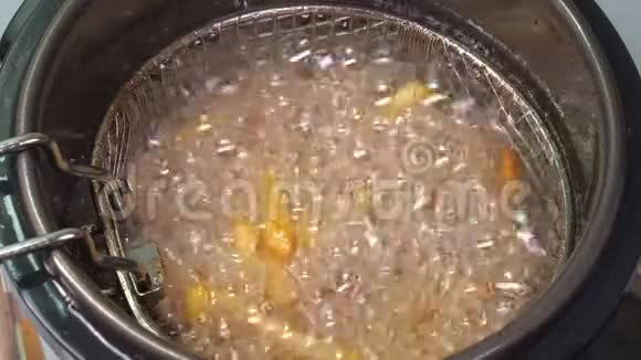 油炸锅里的土豆煮薯条视频的预览图