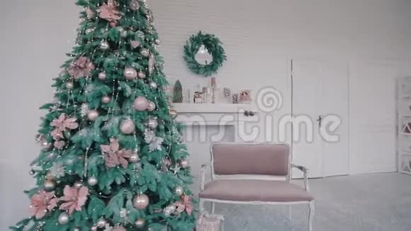 令人惊叹的圣诞装饰白色客厅视频的预览图