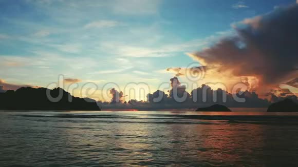 观海中的岛屿和早晨的阳光无人在现场电影基调4UHDK视频的预览图