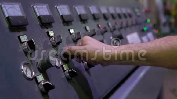 在工厂的控制面板上用手拧动按钮视频的预览图