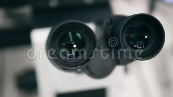 现代医学实验室配有镜片的现代显微镜视频的预览图