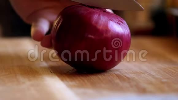 红洋葱在木桌上切成两半视频的预览图