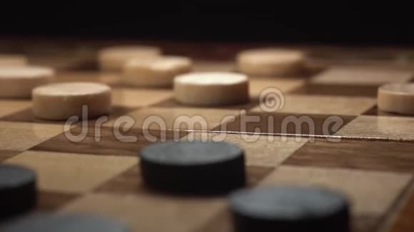 跳棋的游戏关闭播放机的镜头使他的黑色芯片在黑色背景视频的预览图