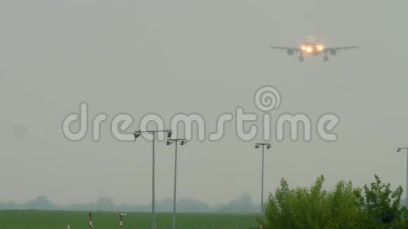 宽体飞机在雨天降落视频的预览图