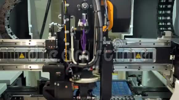 生产自动化烙铁电路微芯片自动化制造的焊锡铁尖视频的预览图