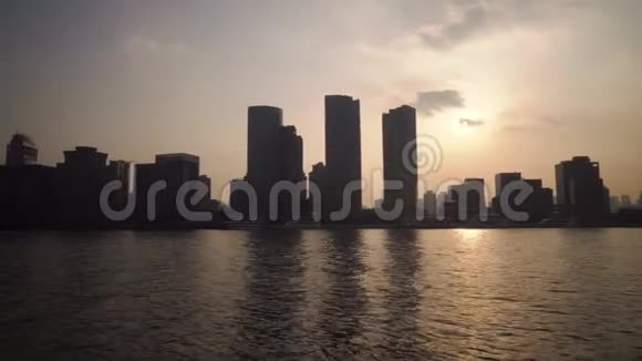 上海天际线中国日出日落黄浦江上海地标视频的预览图