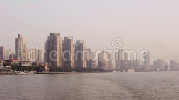 江岸有摩天大楼上海地标与黄浦江日出或日落中国视频的预览图