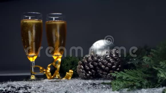 两杯香槟圣诞树和新年舞会视频的预览图
