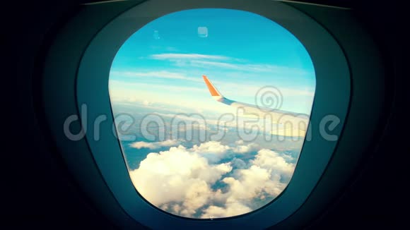 从一架飞机的机舱拍摄的蓝天视频的预览图