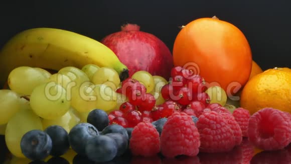 黑桌上摆着的水果身体所需的维生素视频的预览图