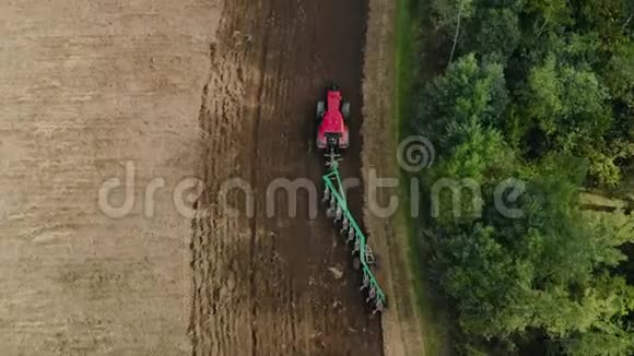 拖拉机上的农民在森林附近准备明年的农田现代农业企业视频的预览图