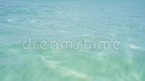 蓝色清澈的海水底部的白色沙子太阳反射视频的预览图