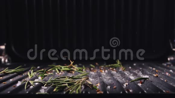 空的烤架用电烤炉迷迭香黑胡椒和油煮炒视频的预览图
