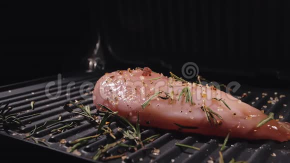 美味多汁的肉排在烤架上烹饪烹饪烤鲜鸡胸肉电动炸鸡片视频的预览图