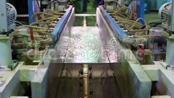 传送带用于生产窗玻璃工业设备钢化玻璃的工艺加热和加热机器视频的预览图