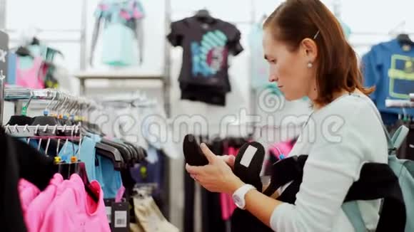 一个服装店的女人为她的女儿选择芭蕾舞鞋视频的预览图