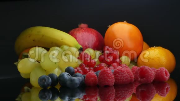 黑桌上摆着的水果身体所需的维生素视频的预览图
