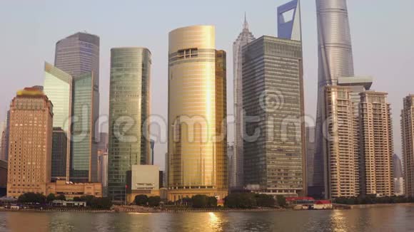 江岸有摩天大楼上海地标与黄浦江日出或日落中国视频的预览图