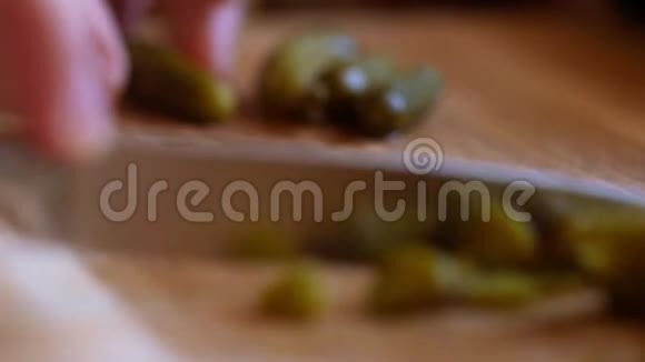 关闭厨师切割木桌上的泡菜视频的预览图