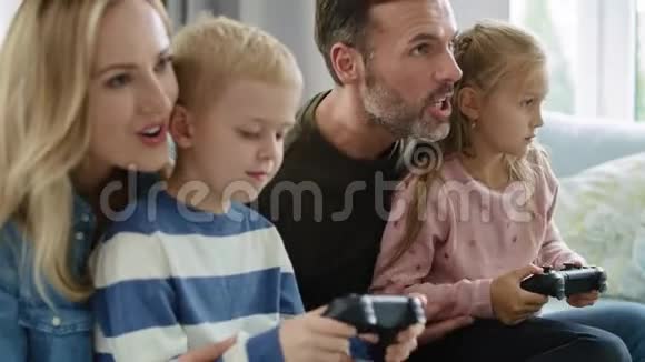 快乐的家人玩电子游戏视频的预览图