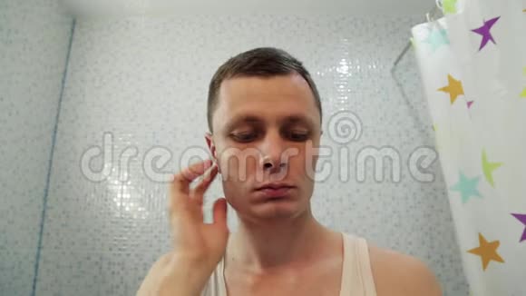 一个拉丁美洲男人在房子的浴室里用胡须生长剂做晨间常规和身体护理白色视频的预览图