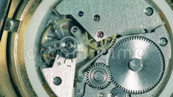 带有金属齿轮的老式时钟驱动器视频的预览图