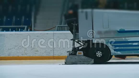 赞博尼重铺室内溜冰场动作缓慢冰复面机清洁冰复面机清洁及视频的预览图