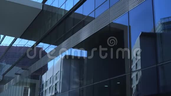 晴天办公大楼玻璃立面视频的预览图