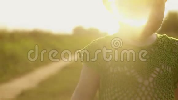 在阳光明媚的夏日傍晚小女孩在乡间田野小路上散步和交谈视频的预览图