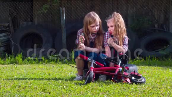 两个小女孩修理自行车视频的预览图