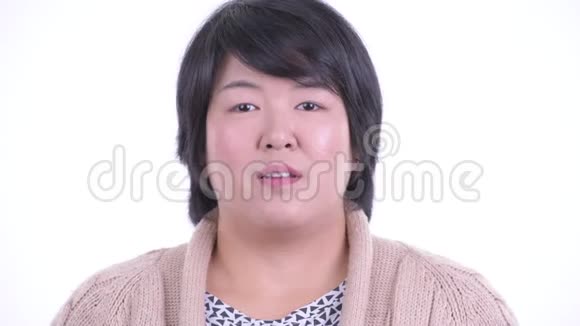 一张快乐超重的亚洲女人的脸对着镜头说话准备过冬视频的预览图