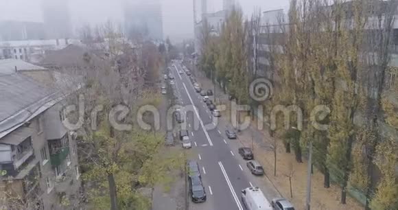 空中无人驾驶车景正在城市中穿行秋景环绕视频的预览图