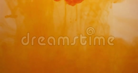 橙色油漆墨水滴在水中白色背景英气云在水下流动孤立的多云烟雾视频的预览图