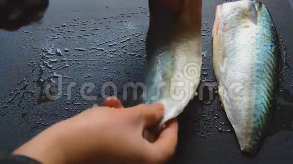 鱼放在热锅表面视频的预览图