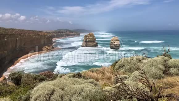 澳大利亚维多利亚12个使徒周围海浪冲刷的4k镜头视频的预览图
