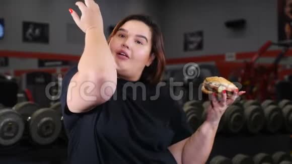 意志力概念弱威运动与不健康的食物积极生活与快餐的结合胖女人视频的预览图