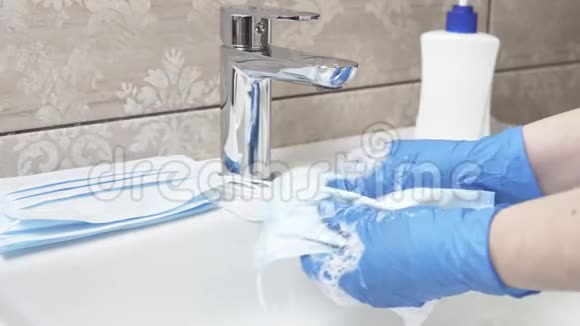 特写女性洗手一次性医用口罩用肥皂流行病期间个人护理产品不足视频的预览图