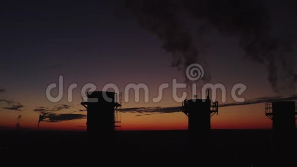锅炉房在晚城的一片夕阳背景下浓烟来自烟囱高高升起视频的预览图