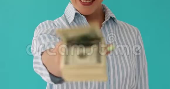 女人给钱视频的预览图