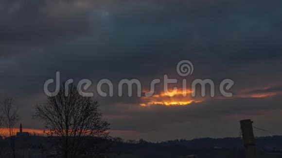 太阳落山的时间在波塞科山的云层后面视频的预览图