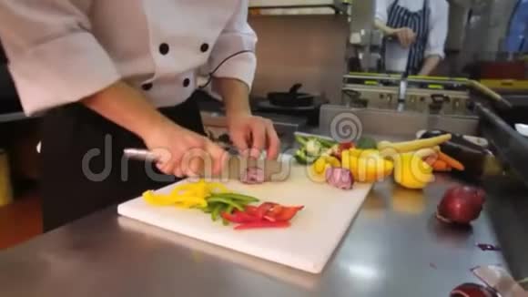 切洋葱的厨师视频的预览图