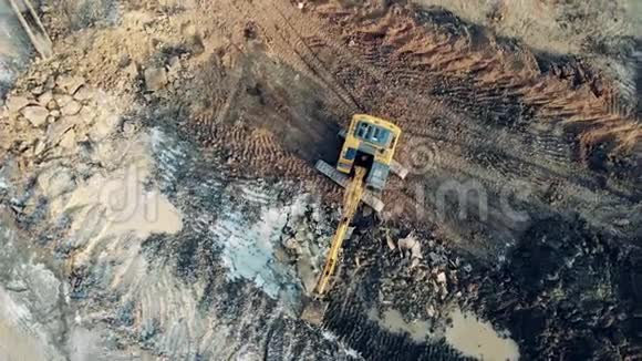 带挖掘机挖掘地面的借土坑俯视图重型工业设备工作视频的预览图