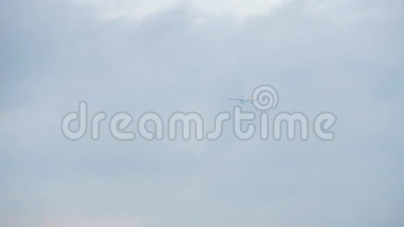云中接近的宽体飞机视频的预览图