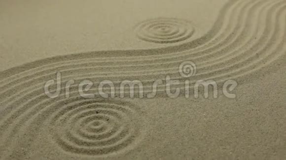 沙质背景波浪和圆圈平滑滑球射击美丽的效果线条延伸到远处视频的预览图